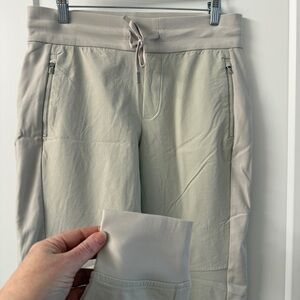 Athleta Headlands Hybrid Trek Jogger Abalone Grey 8
Performance Hiking Pant